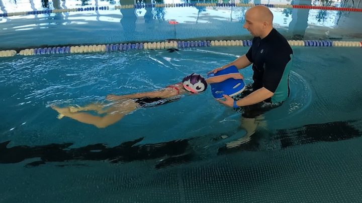 Kraul z deską i wydechem do wody