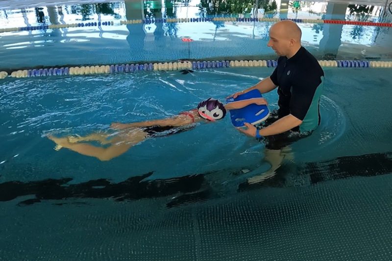 Kraul z deską i wydechem do wody