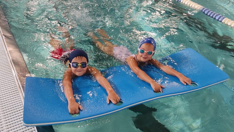 Nauka pływania na basenie