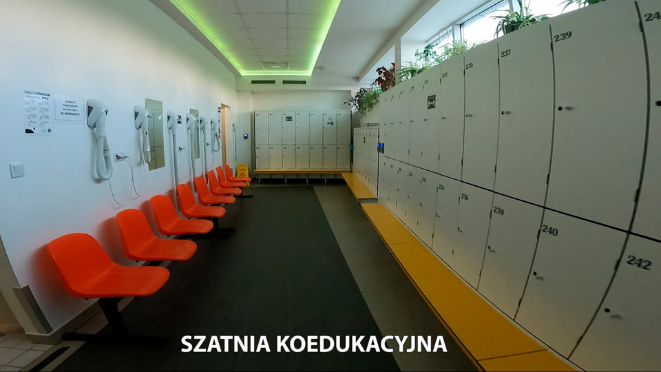 Szatnia koedukacyjna na basenie w Chełmcu