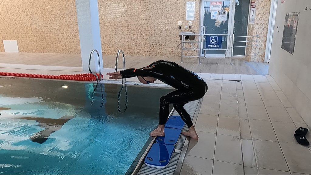 Skok do wody z pozycji stojącej