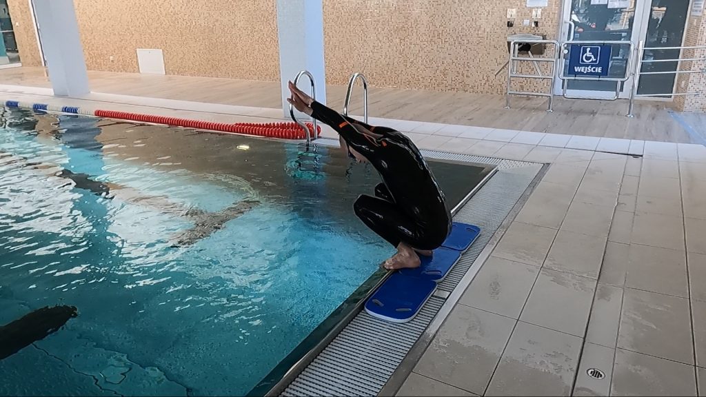 Ześlizg do wody z półprzysiadu