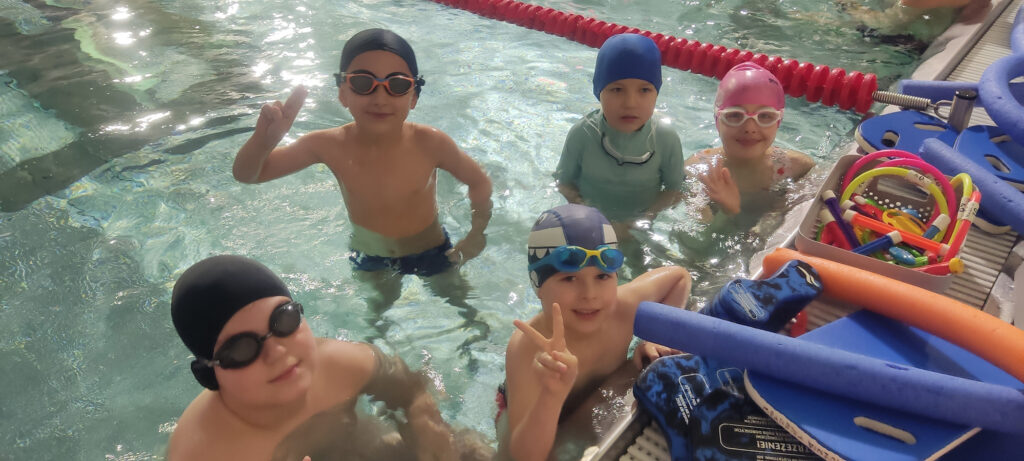 Ferie na basenie w Chełmcu - grupy popołudniowe - kurs pływania