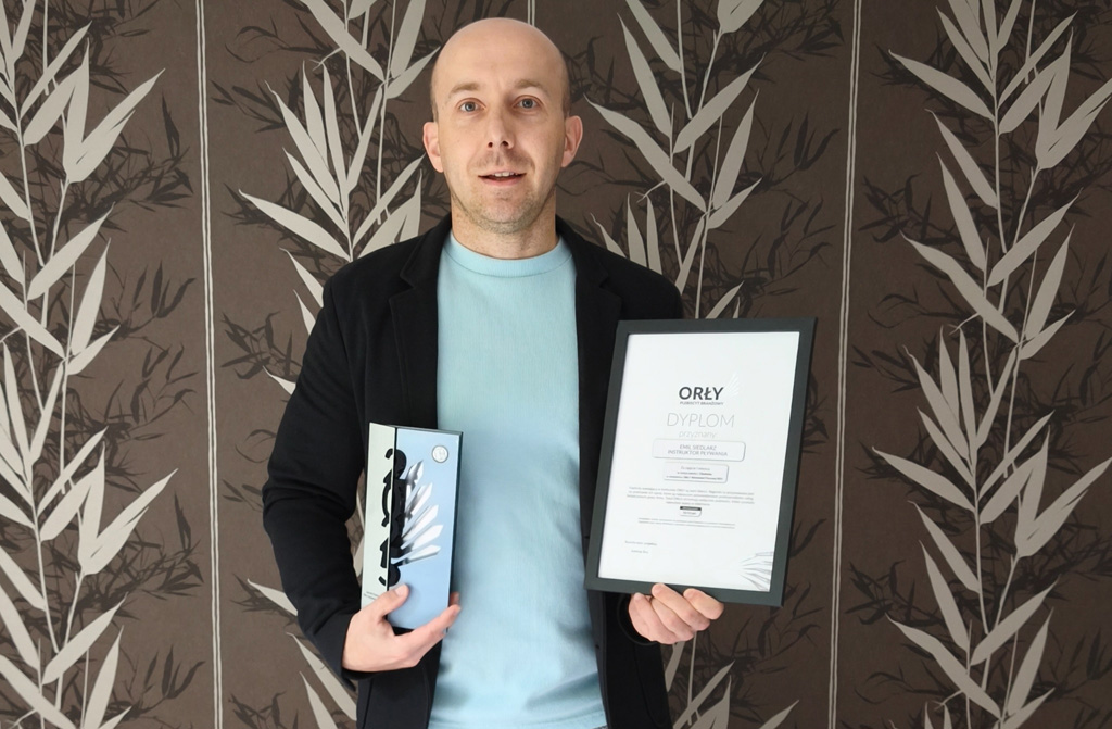 Emil Siedlarz z dyplomem ORŁY Aktywności Fizycznej 2025 na basenie Aqua Centrum Chełmiec